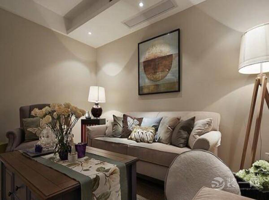 客厅：灯光、沙发和墙壁的颜色合为一体，和谐