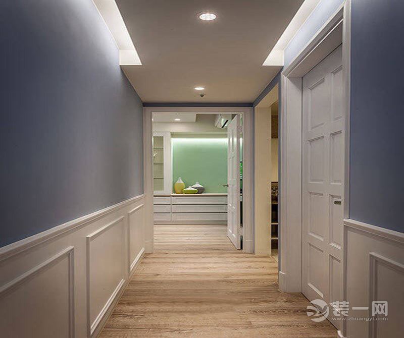 走道：米白色的门和淡蓝色的墙面，木地板搭配的很和谐。