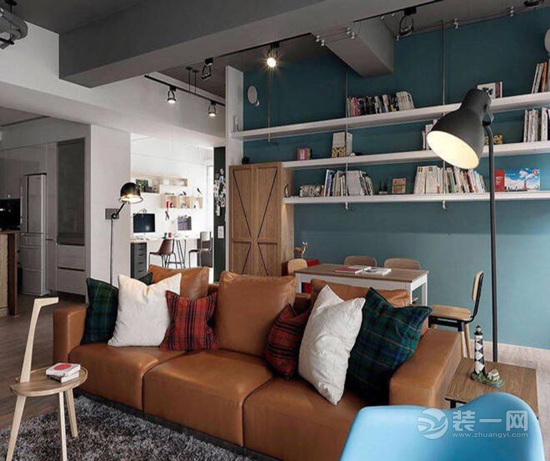 客厅：采用色彩比较重的家具做搭配，这些质感是工业风的绝佳标签。