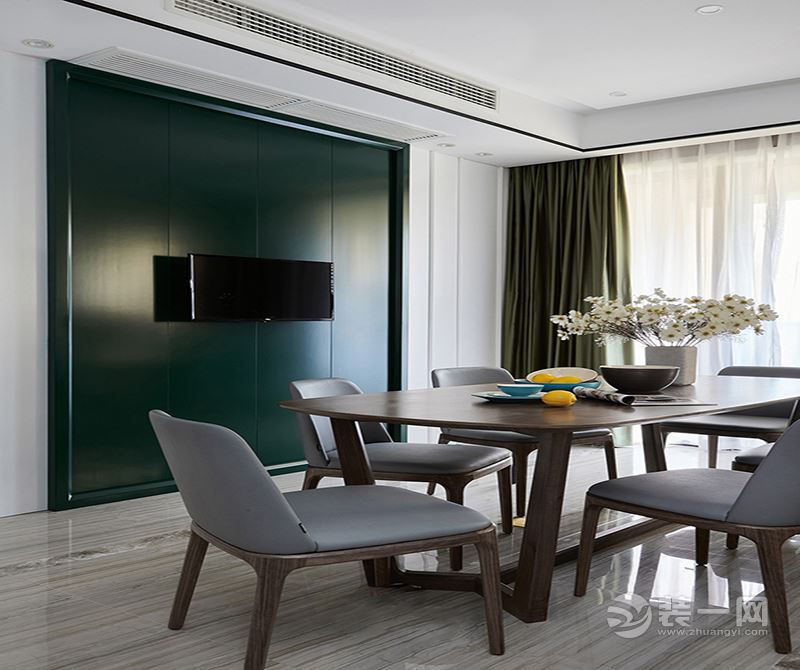 客厅：电视背景墙选用的颜色较深的绿色，让明色调的房子有一些层次感。