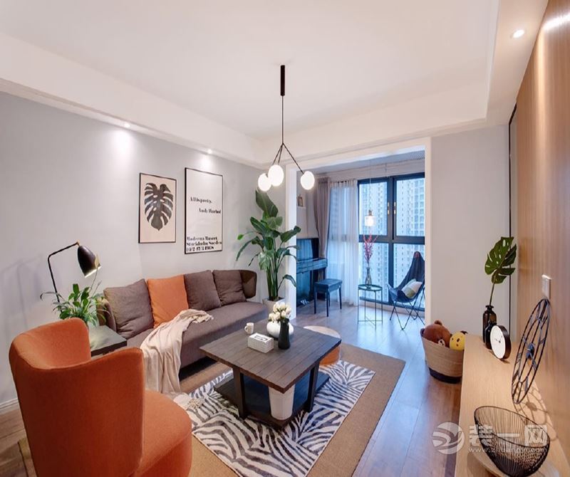 客厅：选择舒适的布艺沙发和斑马地毯，让屋子更居家温馨。