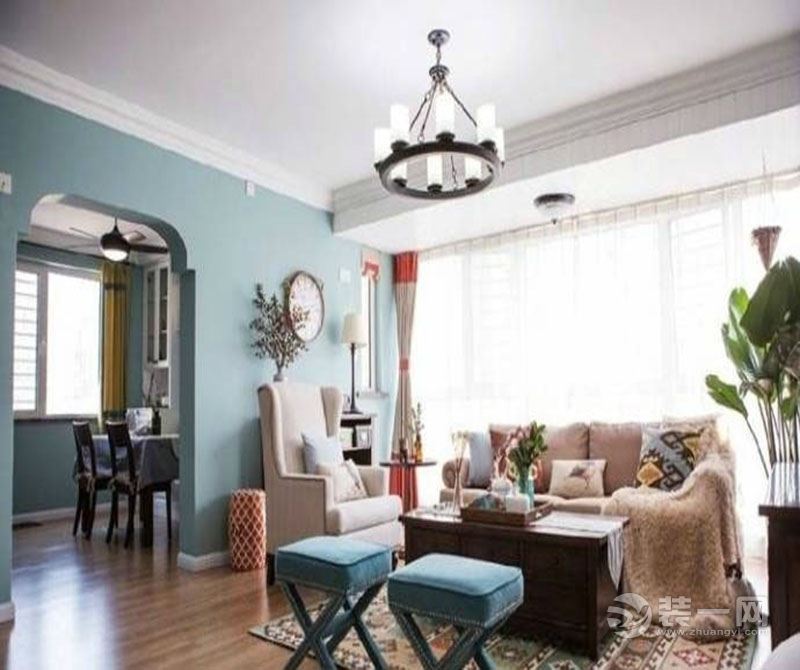 客厅：家具以明亮轻快的色调为主，墙面颜色淡绿色，家里摆放了不少植物，也是为了与大自然亲近。