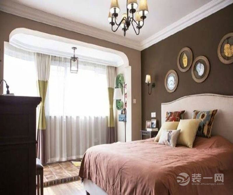 卧室：墙面的咖灰色和白色窗幔，唯美至极。