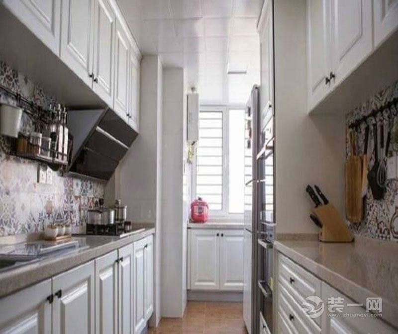 厨房：橱柜用的象牙白，两边都做了柜面，很大程度的利用了空间。
