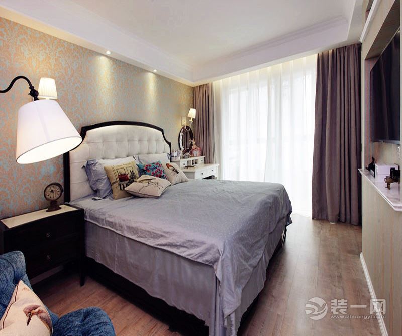 卧室：卧室以稳重的硬装基础与家具柜体，在浪漫的床单的搭配下，显得稳重有舒适。