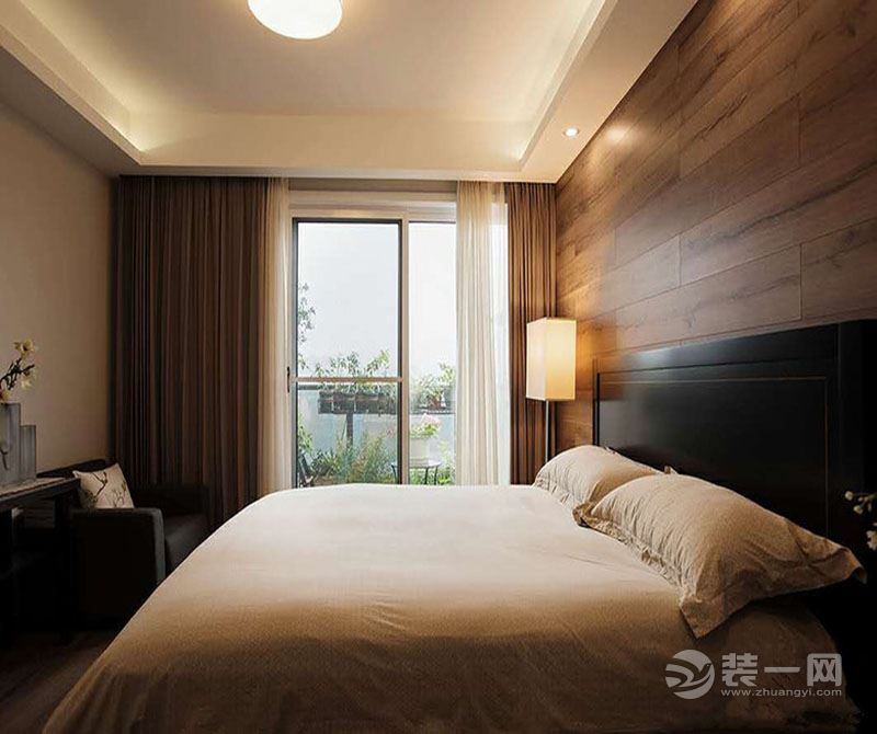 卧室：木质的床头背景墙和暖色调的床单搭配是整个房间显得浪漫温暖。