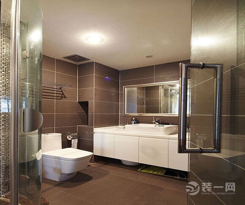 卫生间：白色的洗手台和香槟色的墙砖地砖相搭配，色彩分明，也不会显得繁杂。