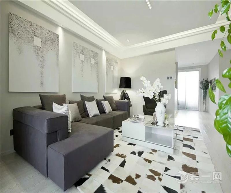 客厅：褐色沙发配白色的地面和墙面，很感觉清爽。