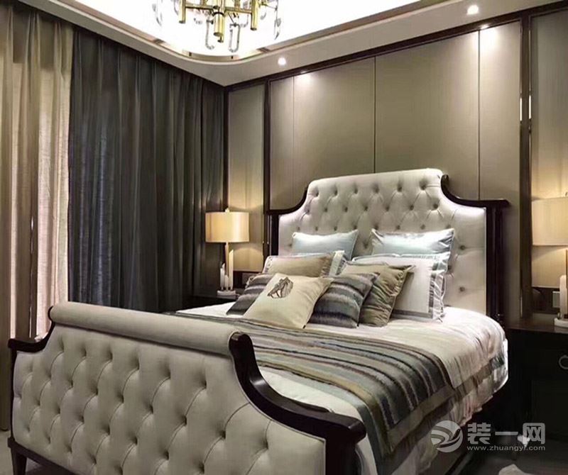 卧室：卧室没有很繁杂的装饰，一张大气的床加上一个低调奢华的吊灯就显得房间品味不同。