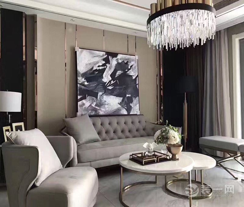 客厅：灰色的沙发椅和一个水晶吊灯非常完美的诠释了现代简约的时尚感。