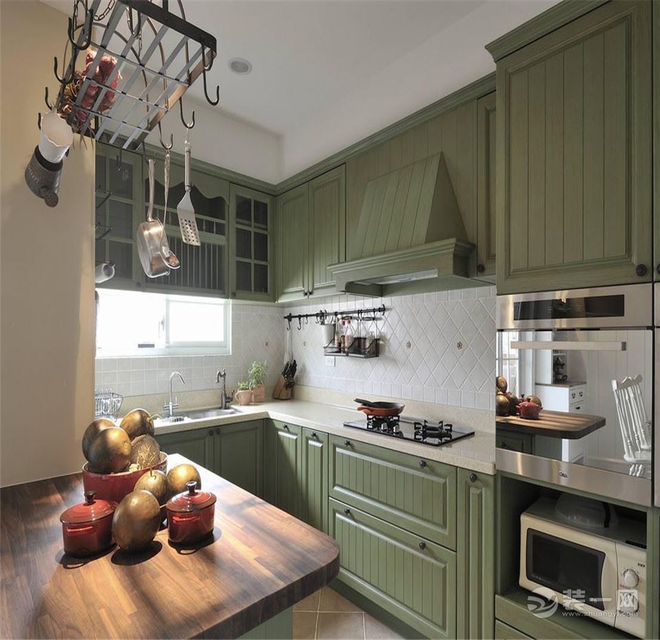 厨房：绿豆色的橱柜颜色，低调给厨房增添一抹不一样的颜色。