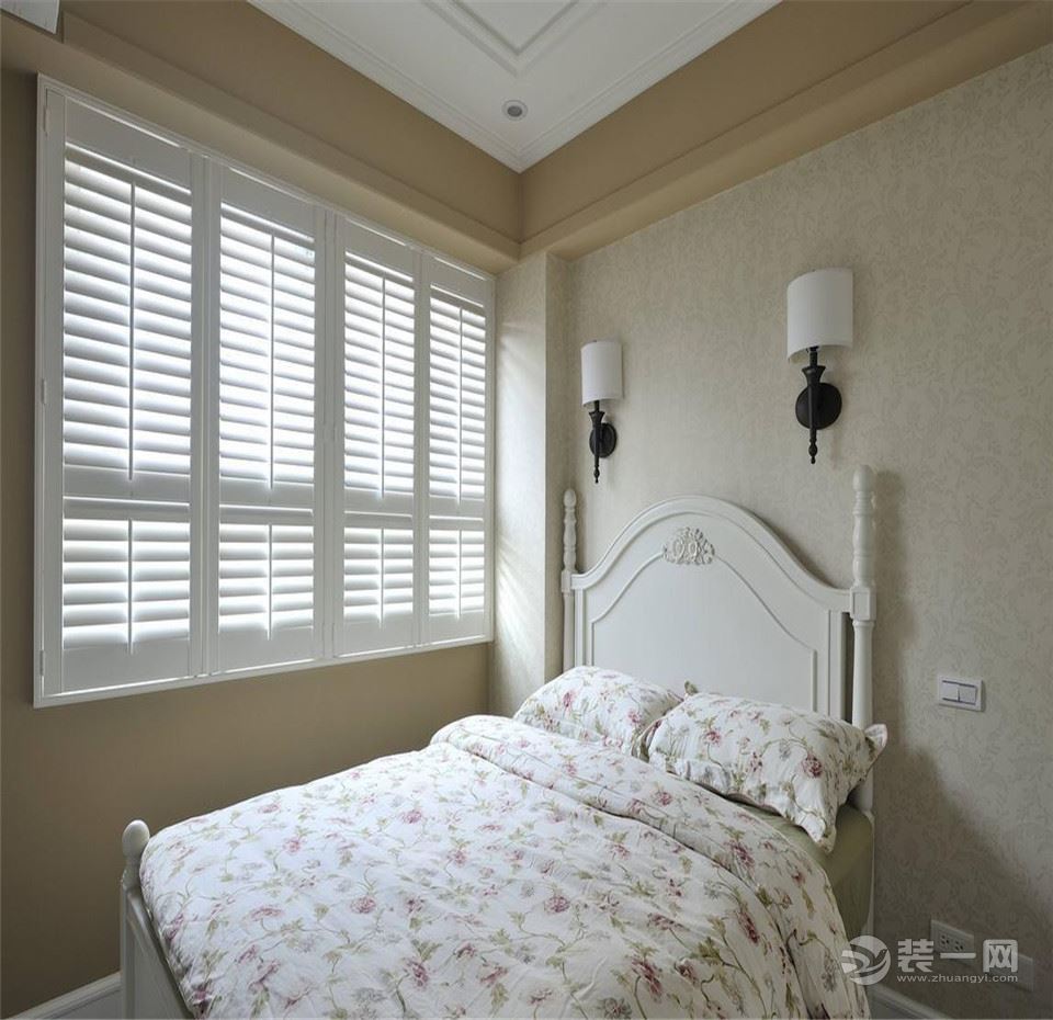 卧室:采用的百叶窗式的窗户，每天阳光照进来，但又不会太强烈，刚刚好。