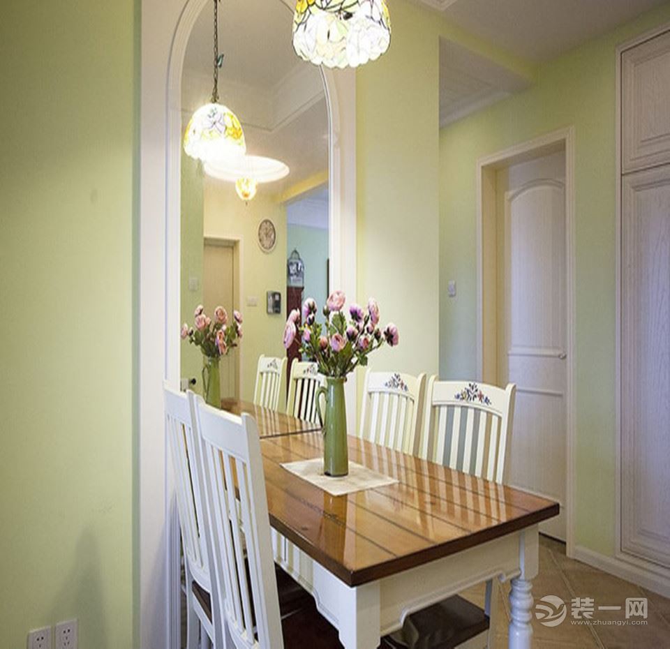 餐桌：采用木质的餐桌椅，很原生态的舒适感。
