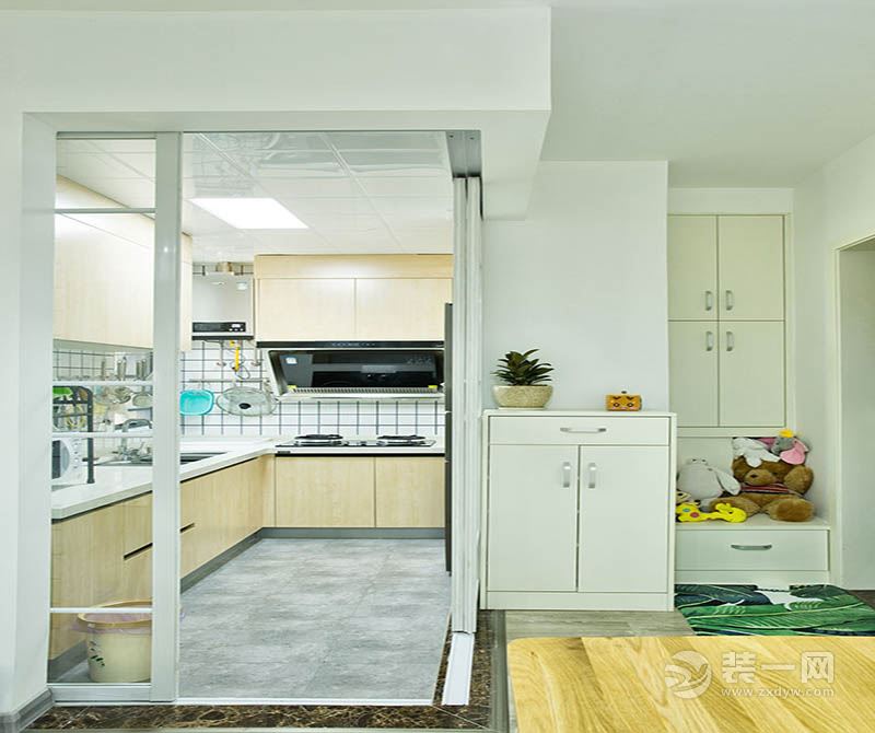 厨房：进门就能看到厨房，用玻璃隔断，视觉上扩大了厨房面积，光线更透亮。