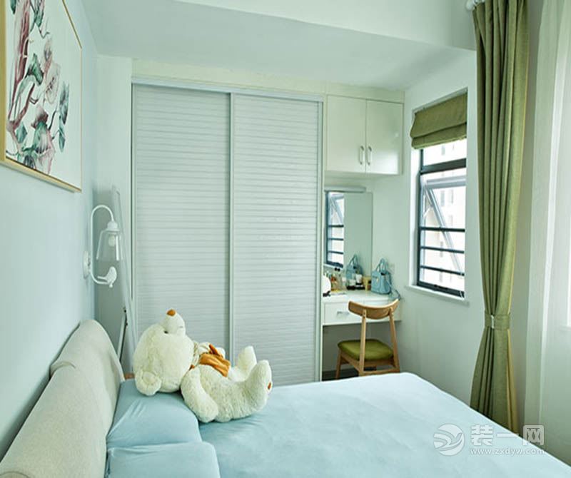 卧室：小小梳妆台，在绿色窗帘的映衬下，显得小巧但不失精致。