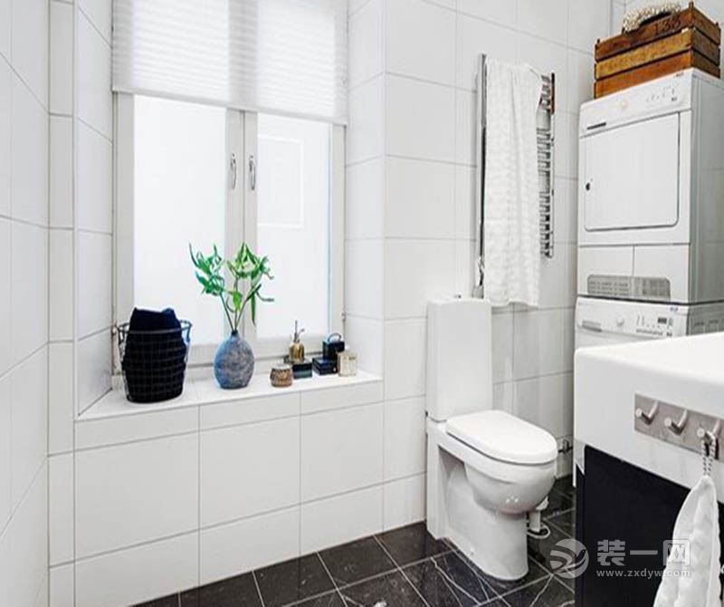 卫生间：浴室选择了黑色地砖，金属元素的脏衣篮，提升了生活的质感，整个厕所看起来明亮又清新。
