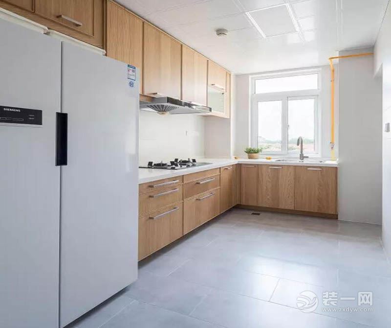 厨房：厨房使用的白+木日式风格，清新自然 ，干净明了，防滑的灰色方块地板非常细心哦。