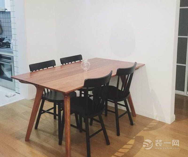 餐厅：实木桌配椅子，简单大方