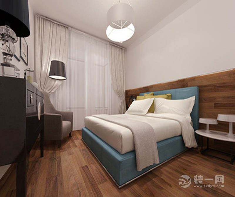 卧室：卧室延续了客厅的蓝、白、黑等色，木质地板则从墙腰铺陈整个地面，如同床具的造型，带来空间层次性。