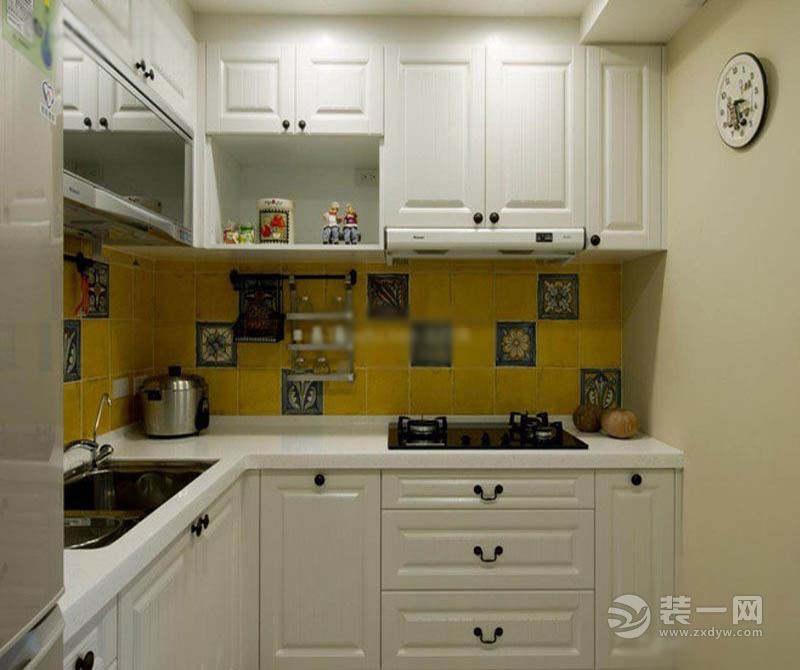 厨房：象牙白色的橱柜，干净明亮的感觉。