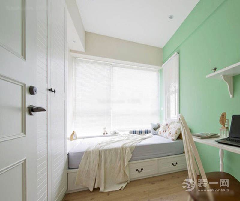 卧室：淡绿色的墙面和白色的柜子，显得房间特别明亮清爽。