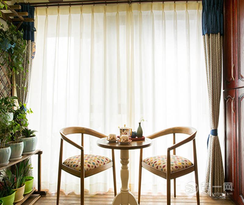 阳台：简单的两张桌椅，打造出一个品茶区，颜值高的茶具搭配上好的茶，在阳光尚好的午后。