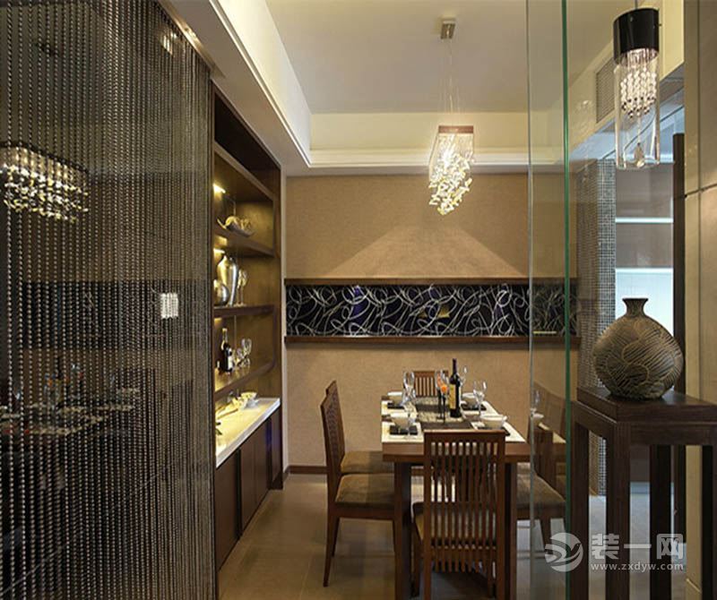 餐厅：透亮的玻璃吊灯让空间多了些轻巧感，综合木质家具的沉稳，让空间有内涵有不显古板