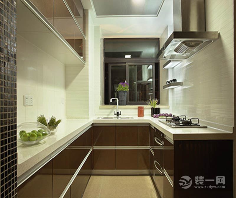 厨房：简单齐全的布置，给家庭烹饪提供了纯粹的空间
