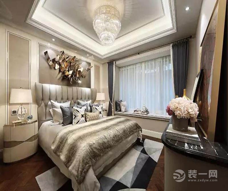 主卧，典型的法式中轴对称布置，优雅平和的色调营造完美舒适的卧房空间。