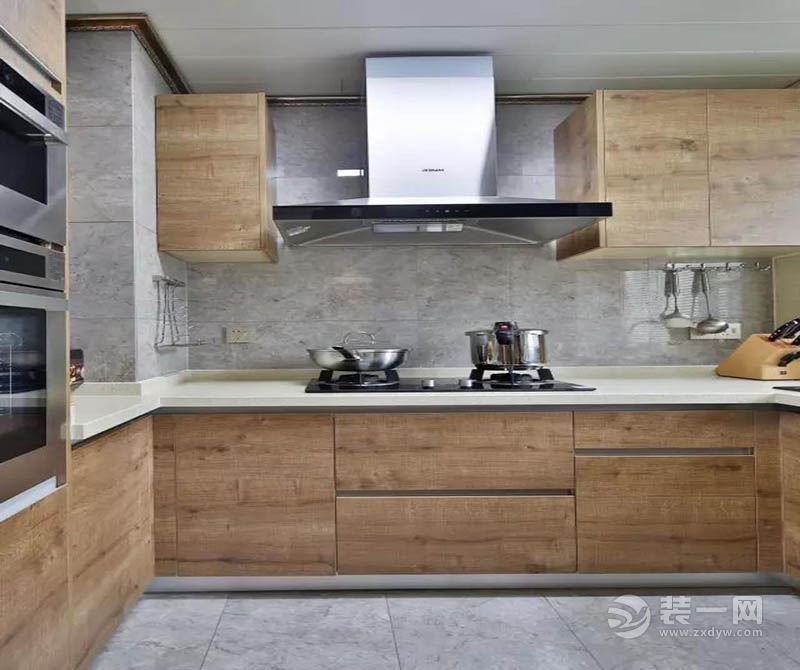 厨房：橱柜采用的原木色的橱柜，给人一种清爽的感觉。