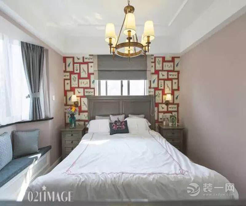 配色以温暖的涂料颜色搭配大红美式风墙纸来提升卧室格调。