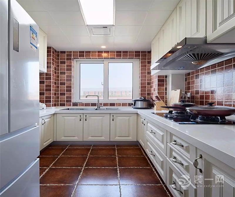 厨房：U型布局较适合小户型厨房，通过地面与墙面的瓷砖，显现出了浓浓的美式风味！