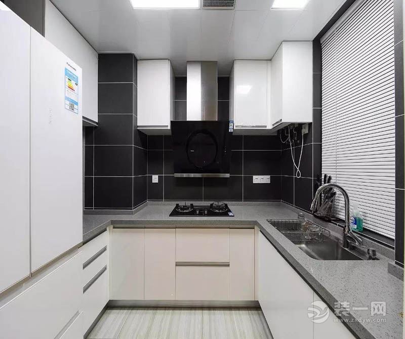 厨房：墙面贴上黑色的瓷砖，结合白色的橱柜，灰色的台面，营造出了一个黑白灰的现代简约氛围