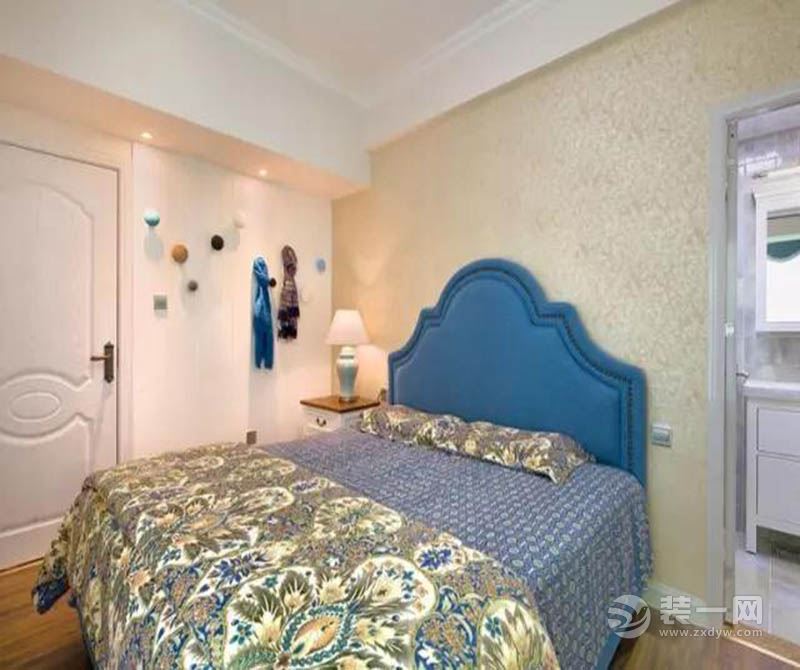 卧室：暖暖的灯光配上蓝色的床头靠背显得很温馨