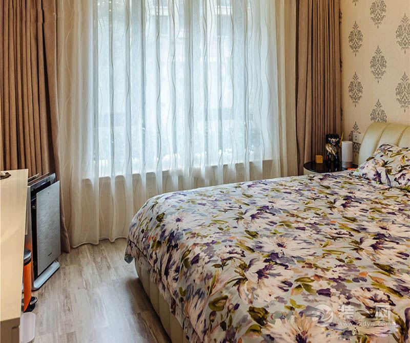 卧室：卧室没有很繁杂的装饰，一张大气的床加上一个窗帘就显得房间很是温馨了。