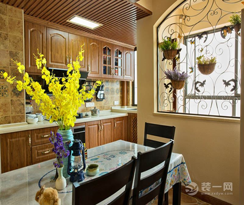 餐厅：实木家具的组合式橱柜让厨房整体气质得到提升