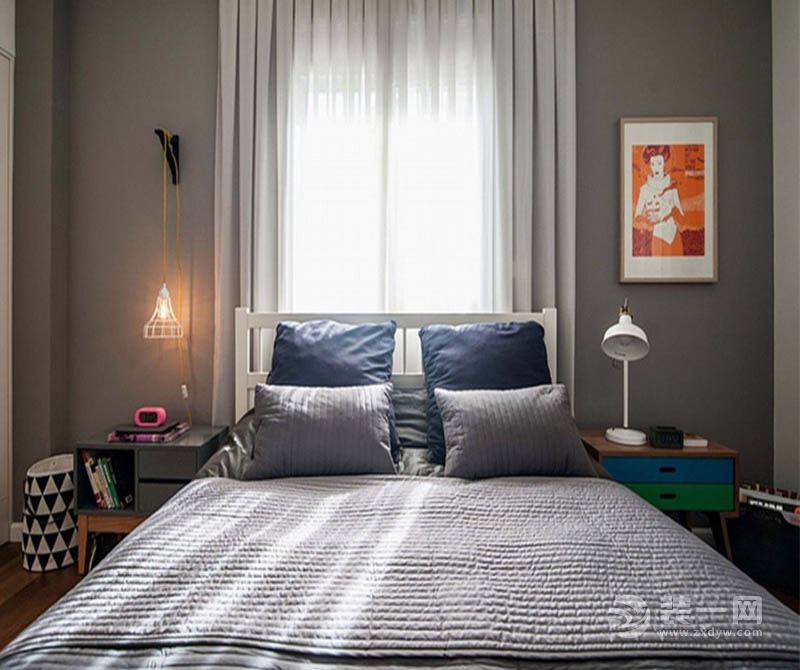 卧室：灰色的床单和白色的窗幔营造一种温馨居住环境。