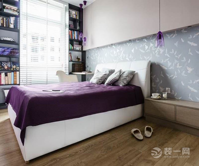 卧室：主卧室以沉稳的灰紫色系佈局，温馨感十足。