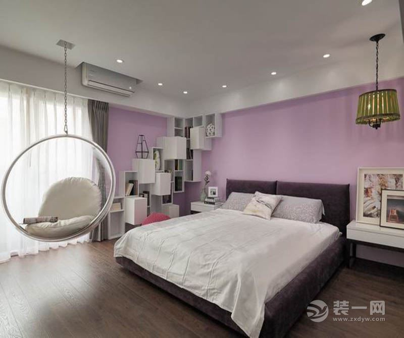 卧室：紫色的墙面，尽显温馨，房间放一个小吊床是女主人最喜欢的地方。