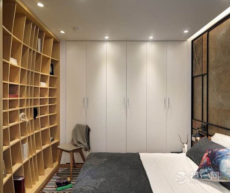 书房：打了一面墙的柜子，很好的利用了空间，看着也很美观。