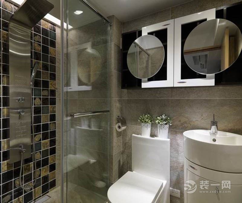 卫生间：用了黑色灰色的瓷砖做卫生间淋浴房的背景墙，低调单奢华。
