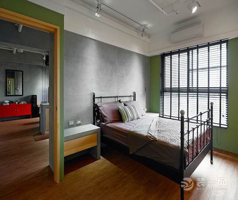 卧室：一张铁架床，褐色的墙面，营造出一种别样的感觉。