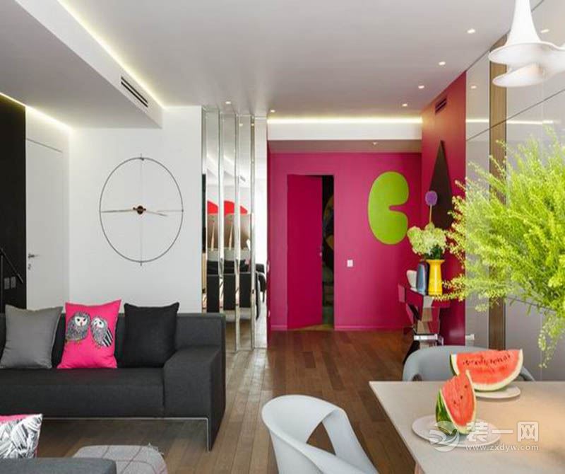 客厅： 屋主夫妇热爱旅游，喜欢新奇的事物，公寓的装修以色彩为设计灵感。