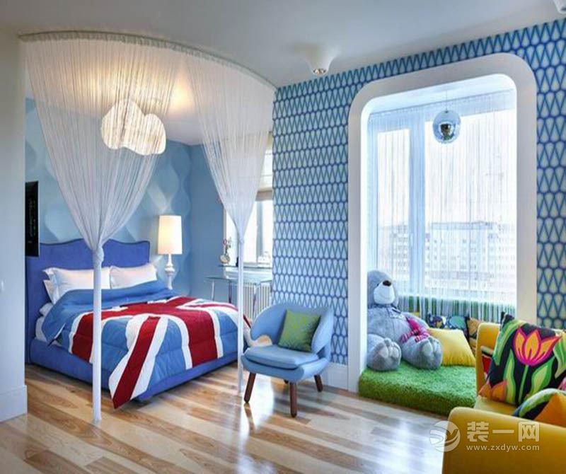 卧室：蓝色的壁纸有种置身于海洋世界的感觉。