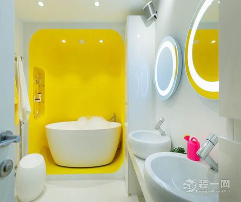 卫生间：亮黄色作为墙面，给人眼前一亮的感觉。