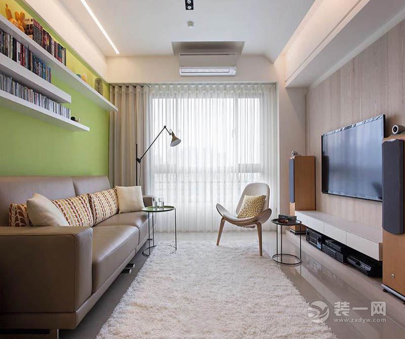 客厅：清新的沙发墙背景墙颜色，为客餐厅平添一抹亮色，与电视墙的木饰面形成对比。整体风格时尚大气。