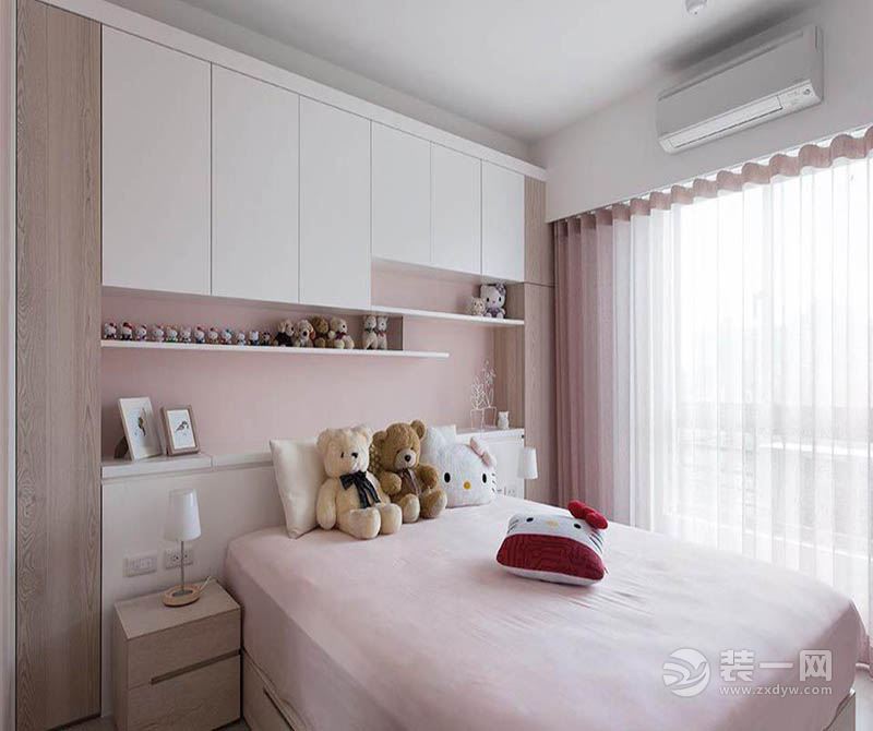 卧室：粉粉床铺 粉粉的窗帘 温馨浪漫的感觉。