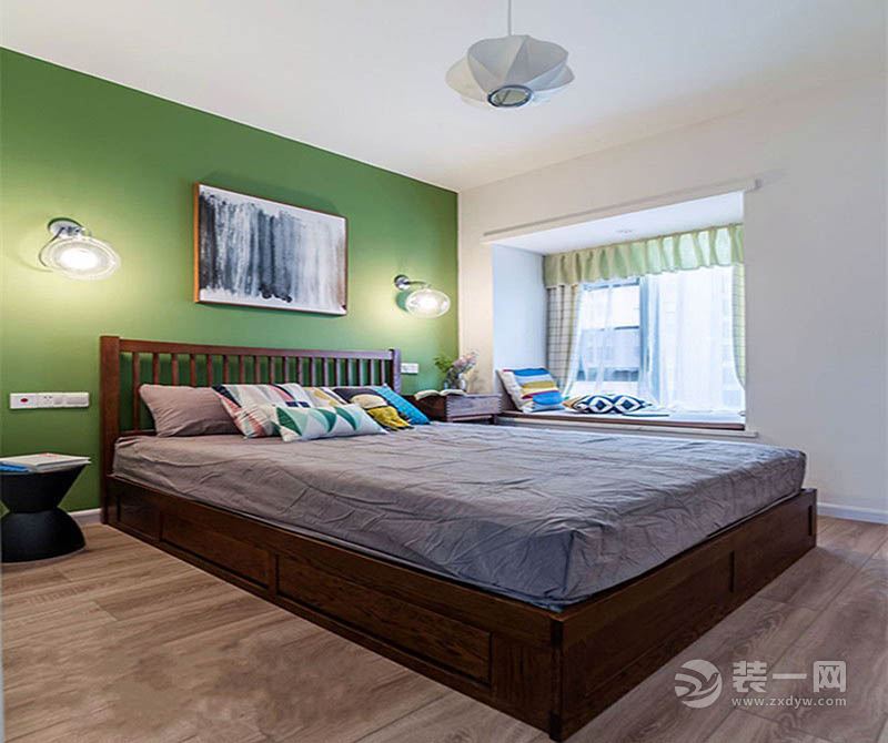 卧室：木质的床，床头刷成绿色，起到画龙点睛的效果。