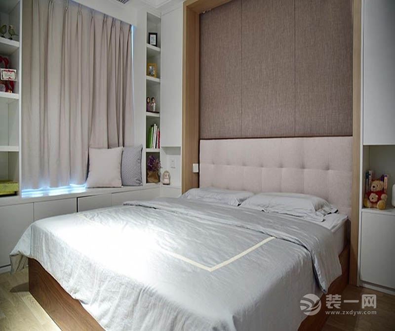 卧室：简单的家具配饰  却让人感受到房间的温馨。