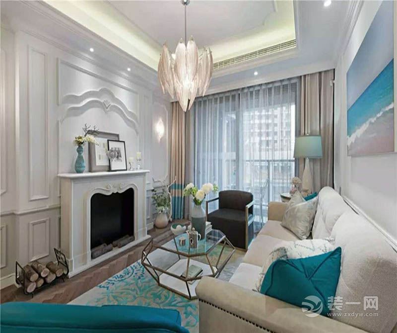 客厅：蓝色和白色的沙发相间既清爽也不单调。
